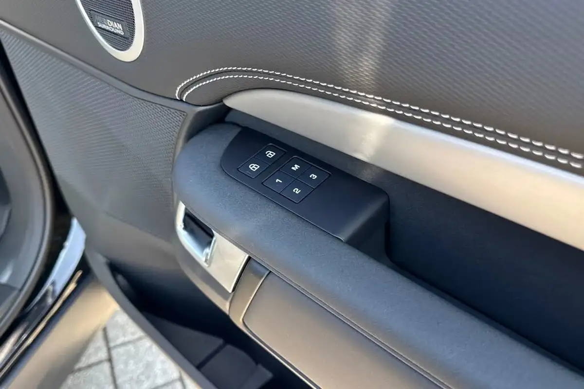 2025-land-rover-discovery-30-d350-commercial-dynamic-hse-big-24