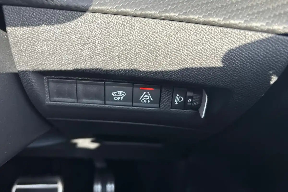 2023-peugeot-208-12-puretech-allure-premium-130ps-eat8-big-21