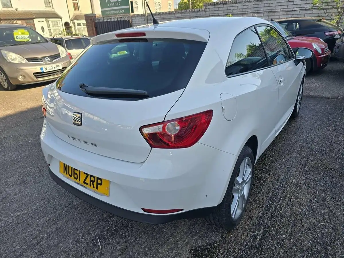 2011-seat-ibiza-14-se-copa-16v-sportcoupe-hatchback-3d-big-2
