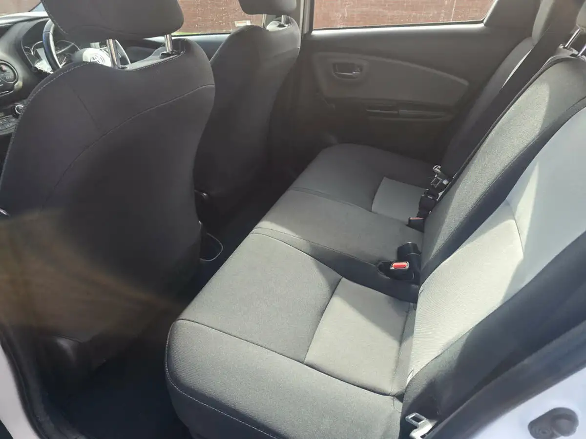 2019-toyota-yaris-15-vvt-i-icon-tech-98bhp-hybrid-1497cc-e-cvt-big-15
