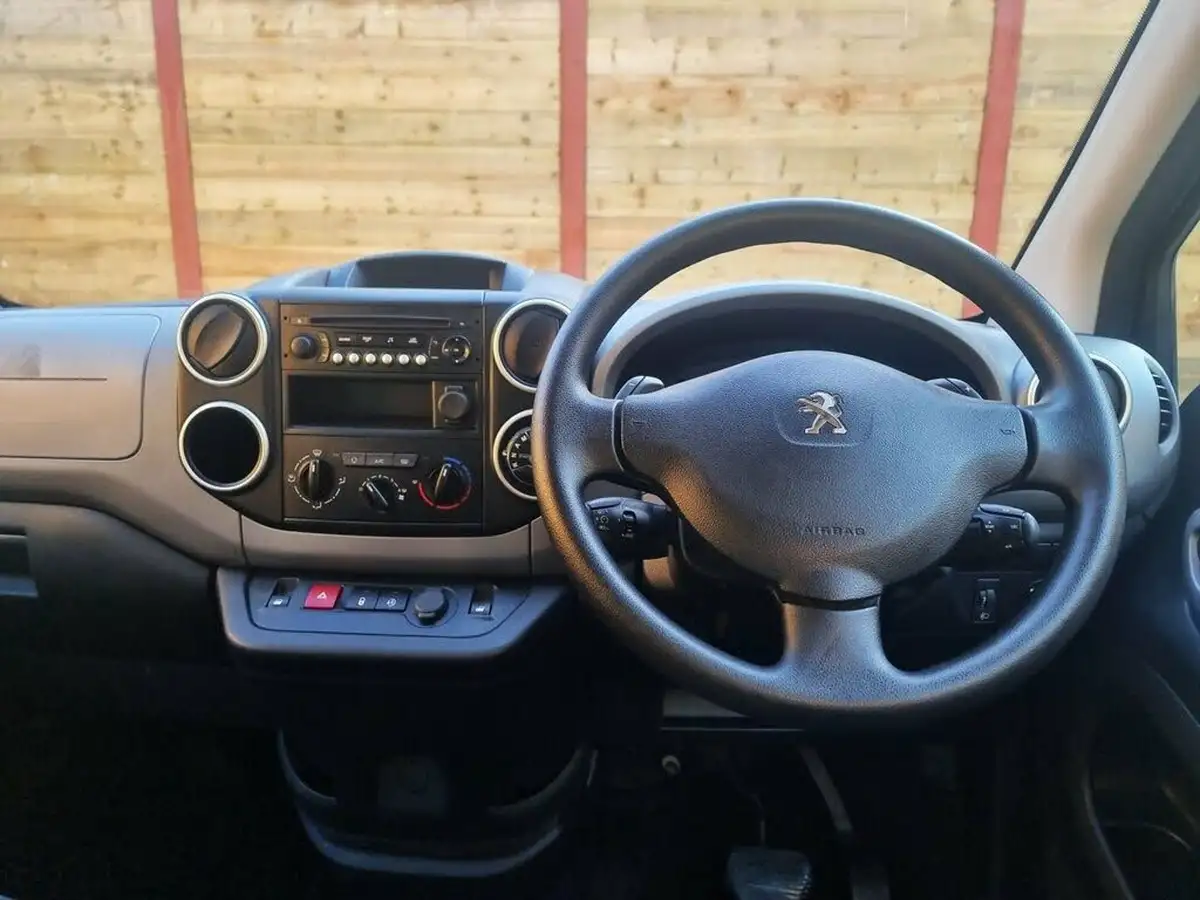 2018-peugeot-partner-big-1