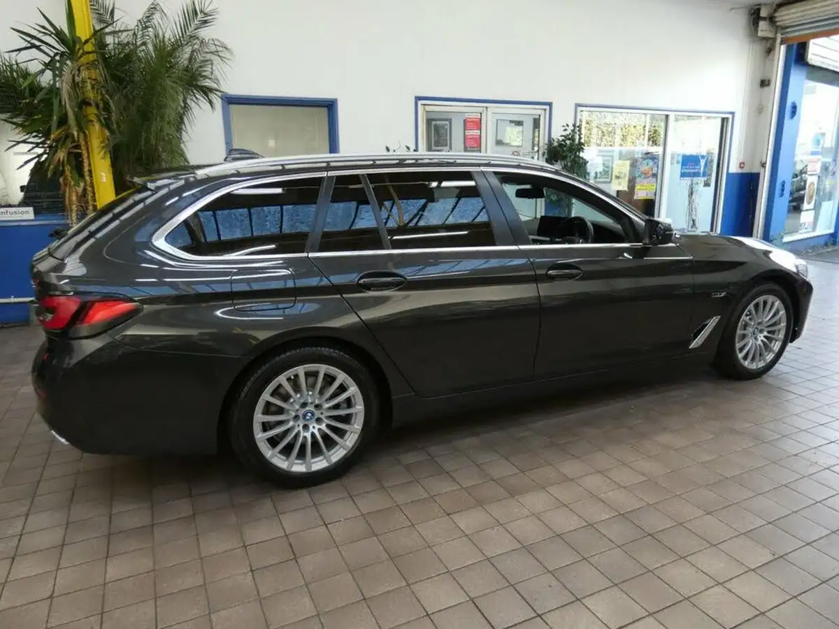 2022-bmw-5-series-20-530e-se-touring-5d-big-37