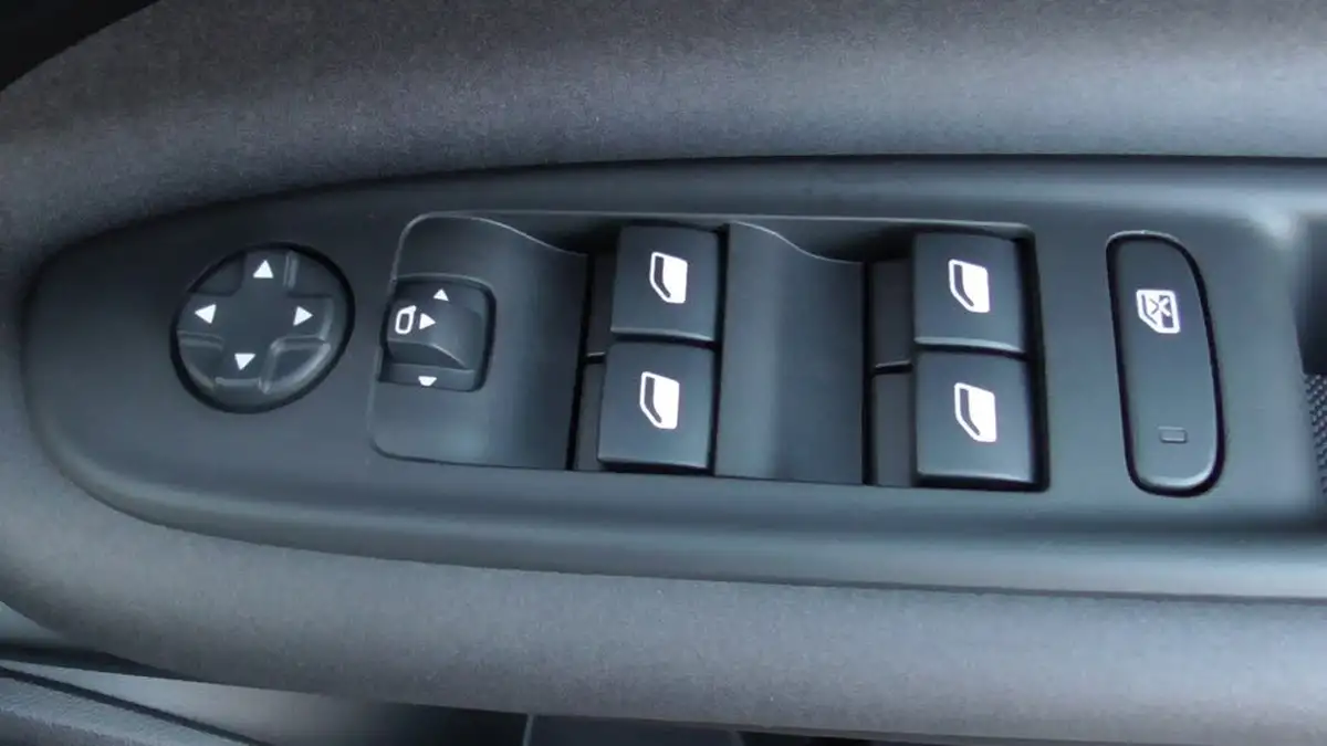 2024-alfa-romeo-junior-electric-e-speciale-big-11
