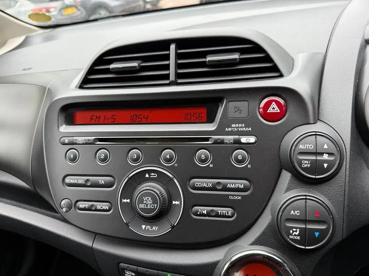 2012-honda-jazz-14-es-cvt-big-19