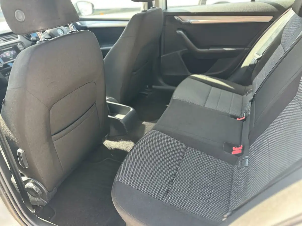 2014-skoda-octavia-16tdi-se-estate-big-38