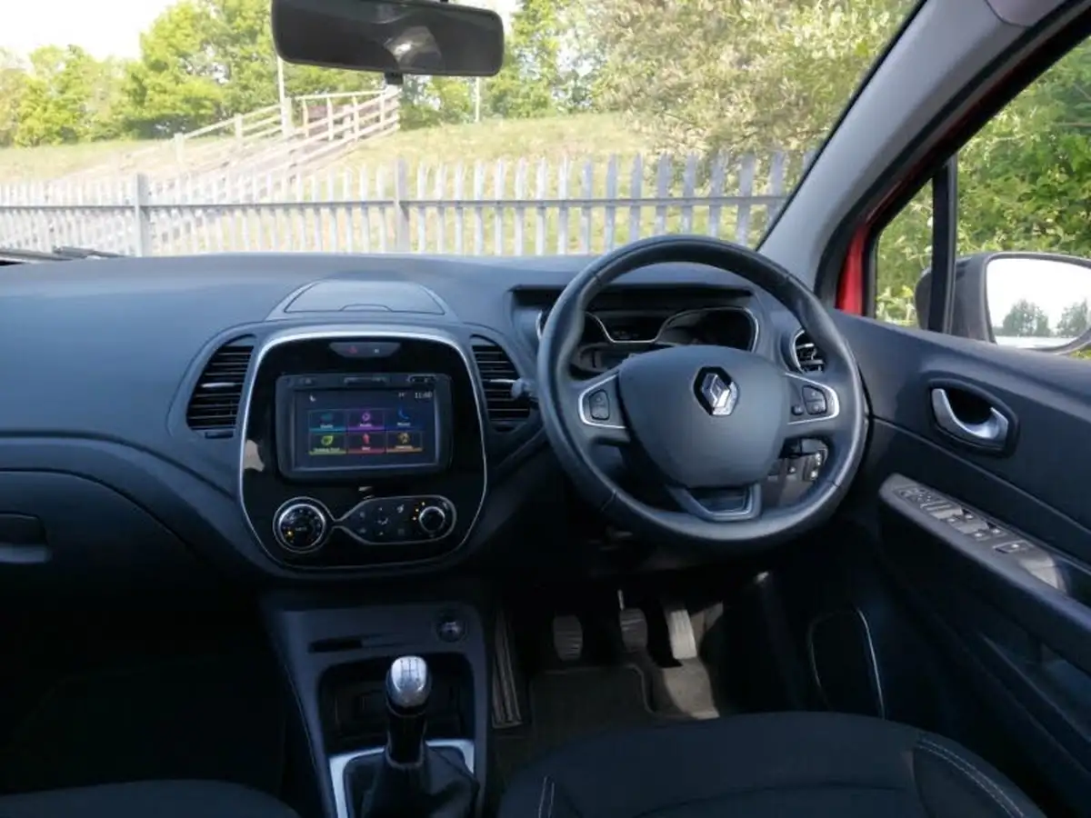 2018-renault-captur-09-tce-iconic-big-2