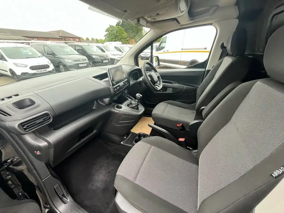 2022-toyota-proace-city-15d-active-big-14
