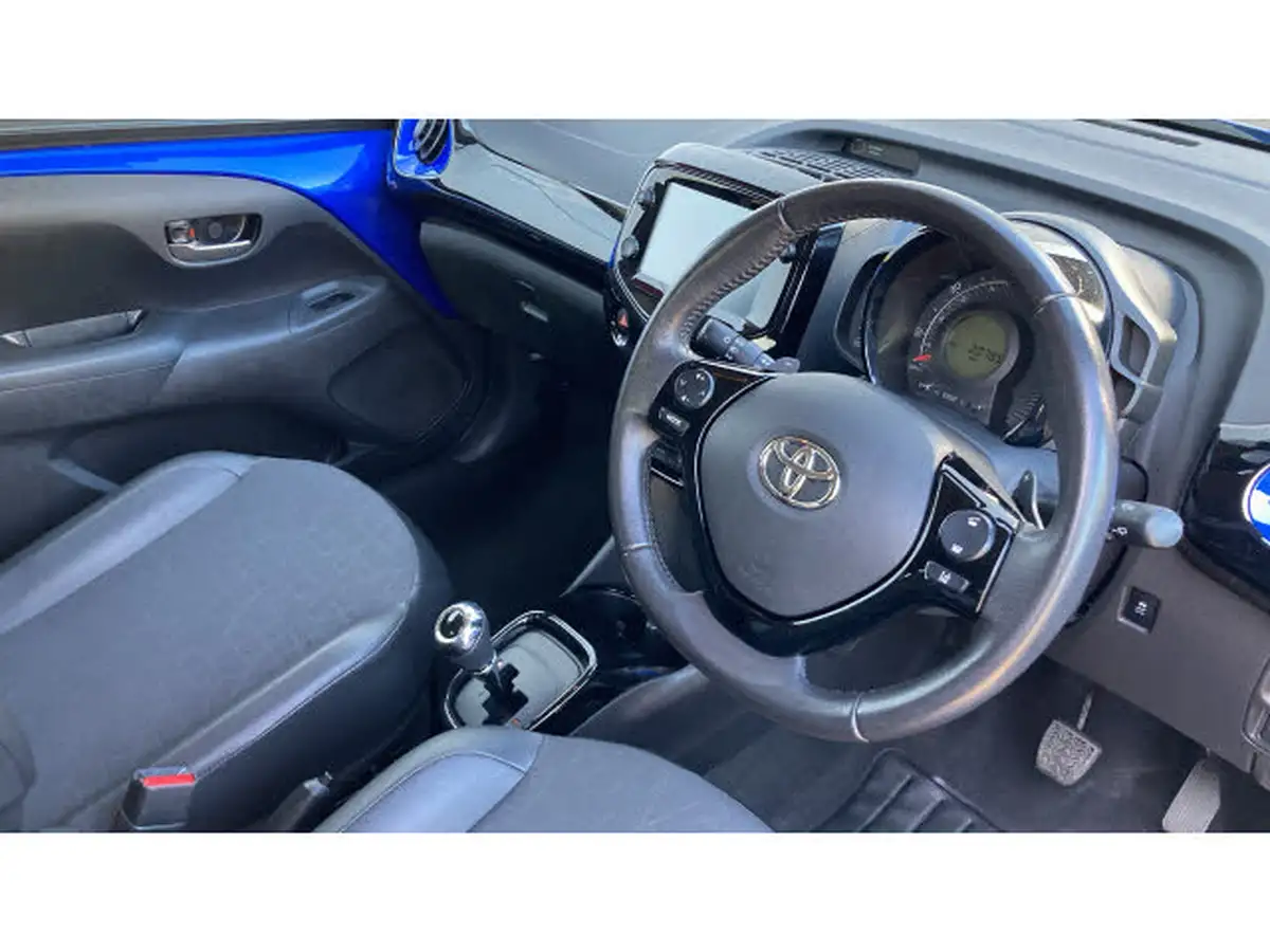 2020-toyota-aygo-10-vvt-i-x-clusiv-blackred-bi-tone-tss-x-shift-big-12