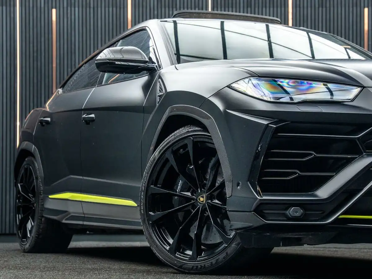 2022-lamborghini-urus-40-no-trim-big-11