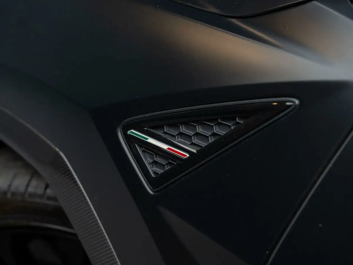2022-lamborghini-urus-40-no-trim-big-35