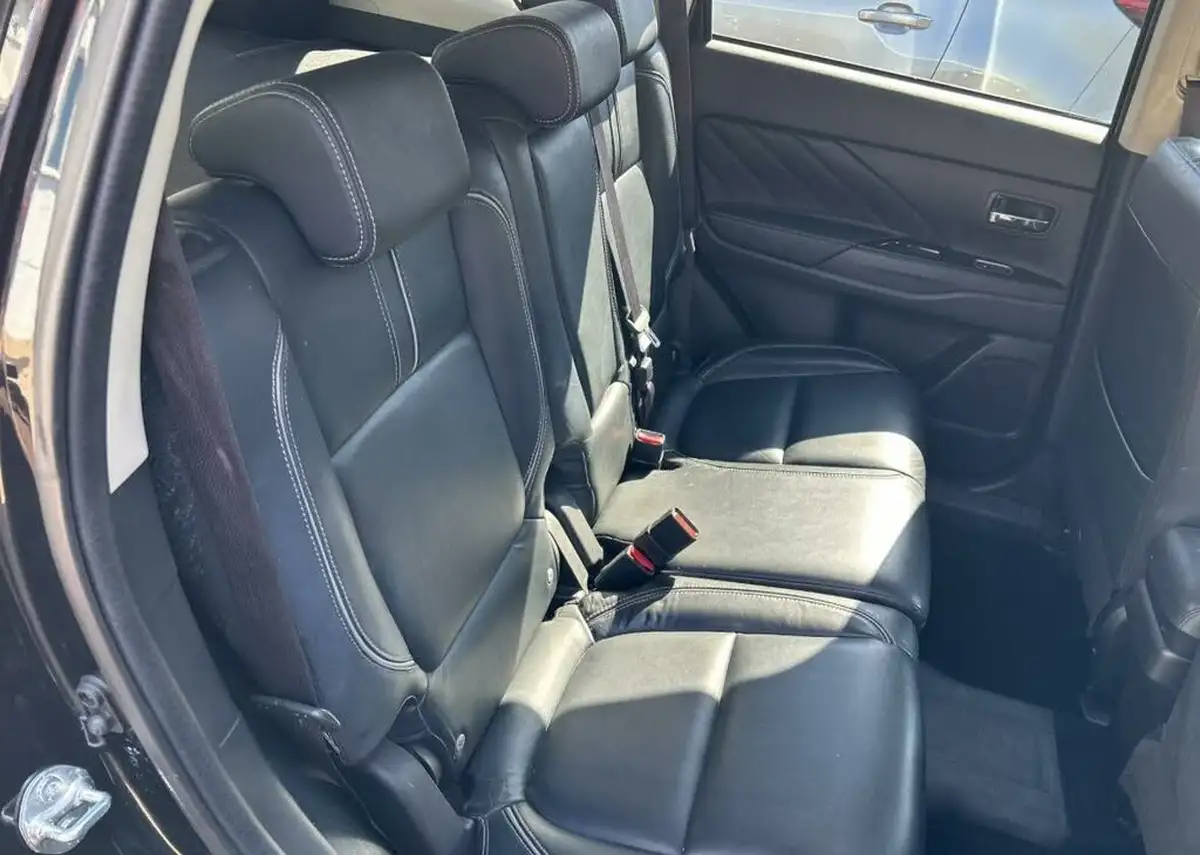 2016-mitsubishi-outlander-20-gx4h-phev-big-10