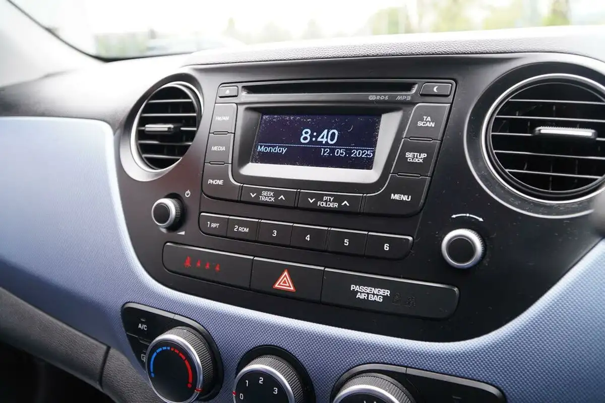 2014-hyundai-i10-10-premium-big-42