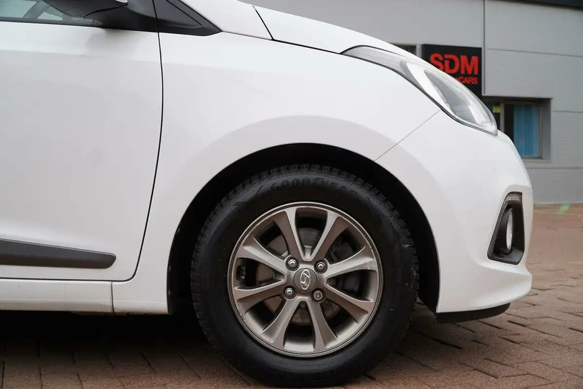 2014-hyundai-i10-10-premium-big-38