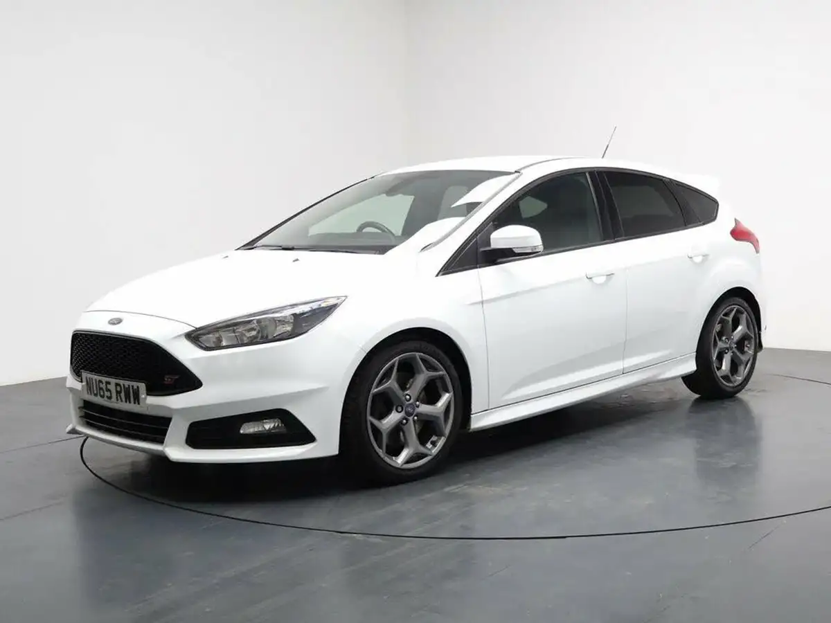 2015-ford-focus-20tdci-st2-hatchback-big-5