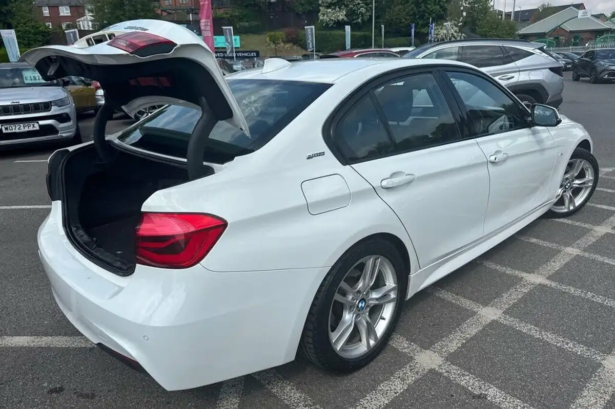 2018-bmw-3-series-20-330e-m-sport-big-32