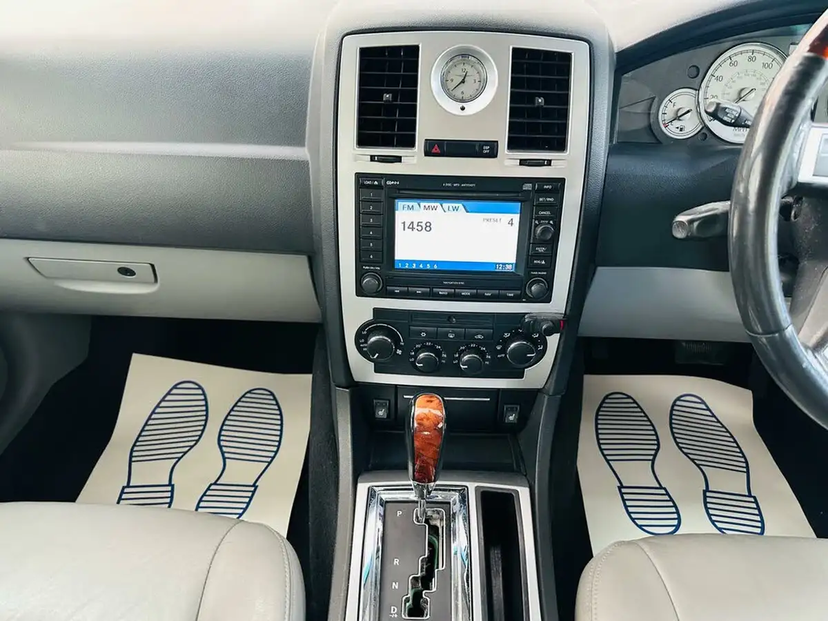 2007-chrysler-300c-30td-saloon-4d-big-17
