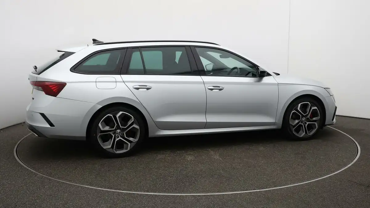 2021-skoda-octavia-20tdi-vrs-estate-big-51