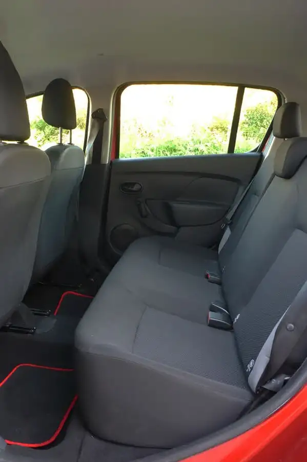 2015-dacia-sandero-09-ambiance-big-3