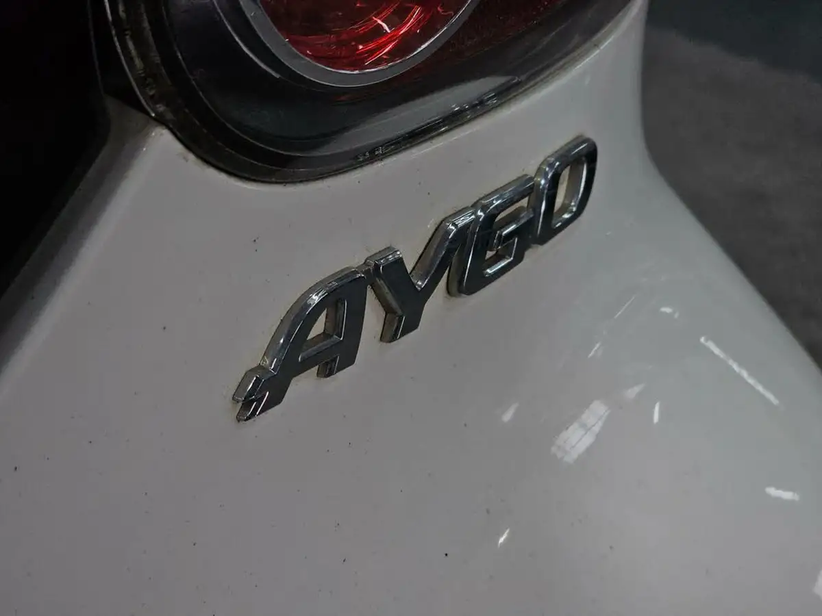2013-toyota-aygo-10-aygo-fire-5d-big-76