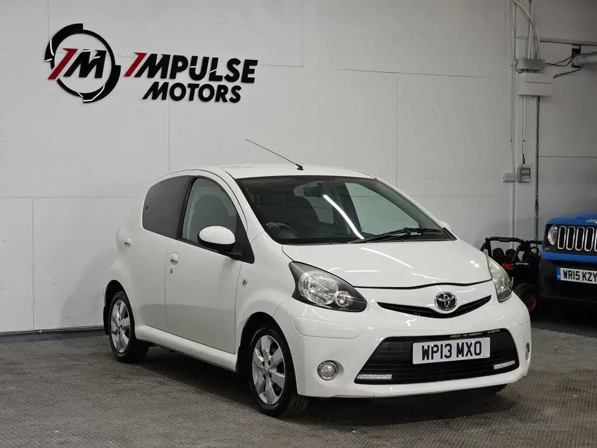 2013-toyota-aygo-10-aygo-fire-5d-big-4
