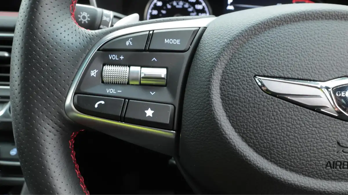 2022-genesis-g70-20-t-sport-line-saloon-4d-big-24