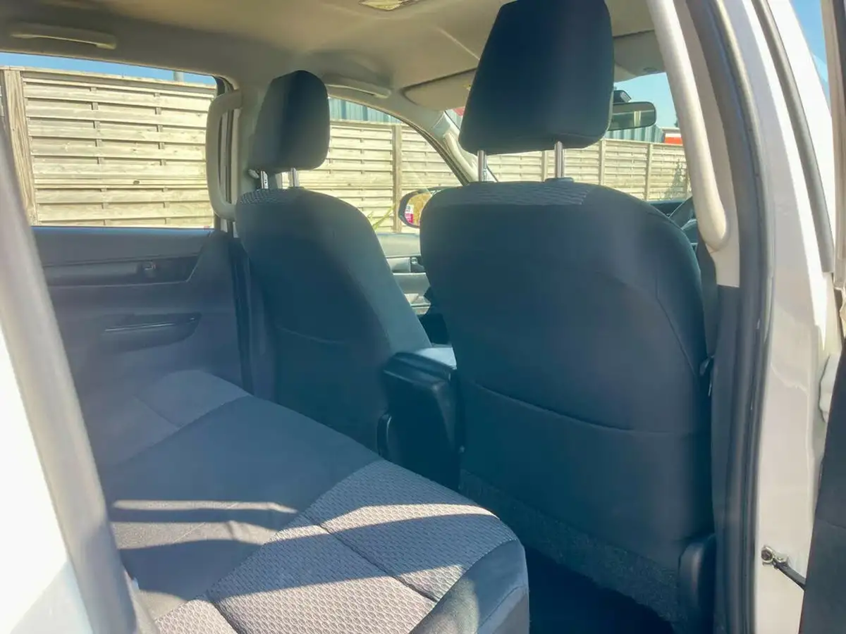 2021-toyota-hi-lux-24d-4d-active-150hpeu6dt-e-double-pick-up-big-25