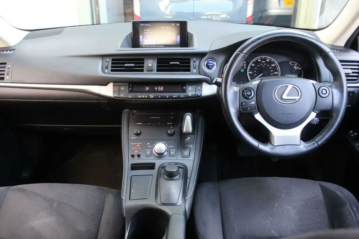 2014-lexus-ct-200h-18-advance-big-11