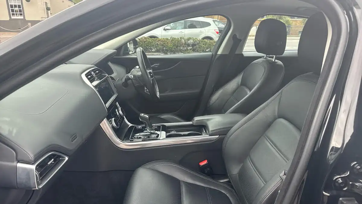 2020-jaguar-xe-20d-se-big-2