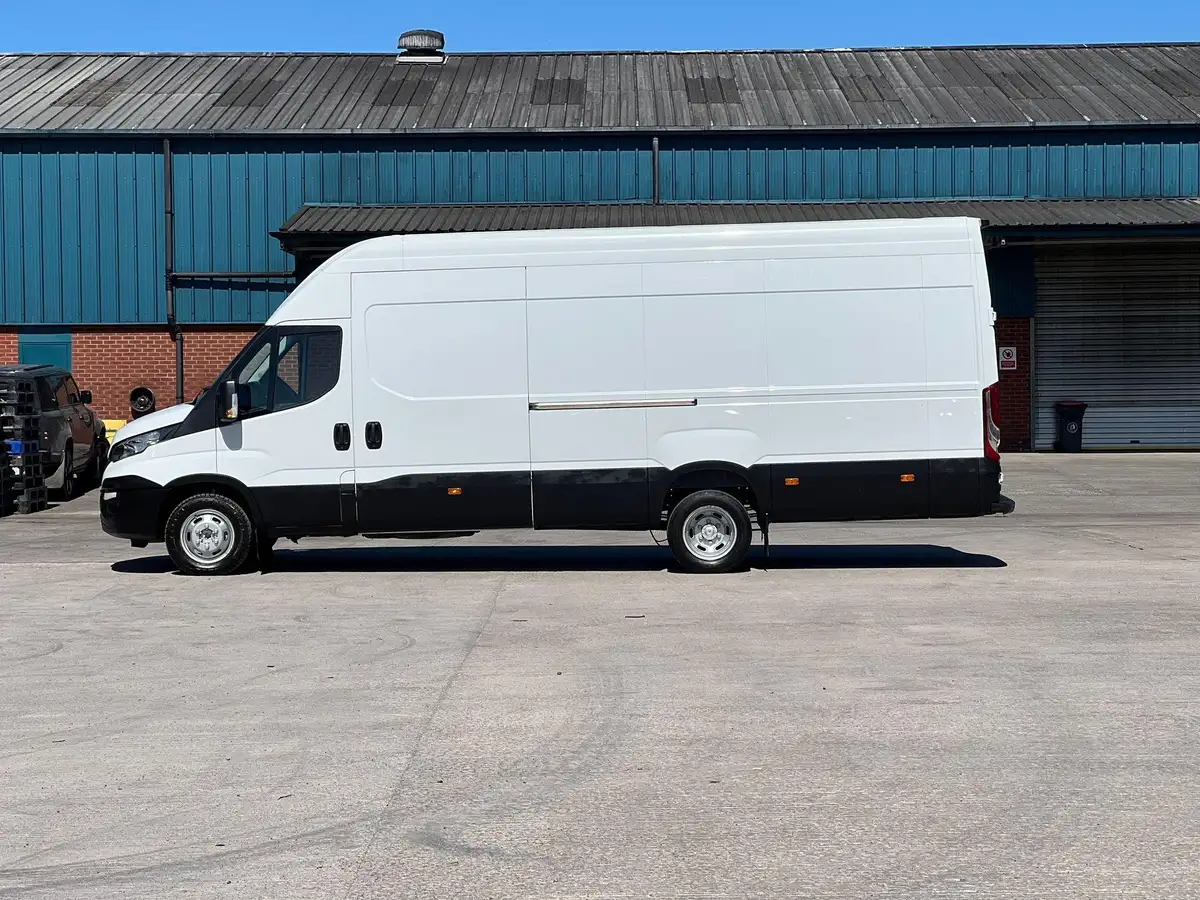 2017-iveco-daily-c-class-23td-35c14-mwb-35c14v-eu6-business-3520l-h2-panel-van-big-4