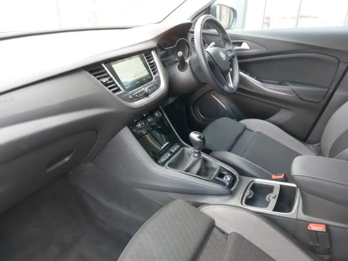 2021-vauxhall-grandland-x-12-sri-nav-big-4