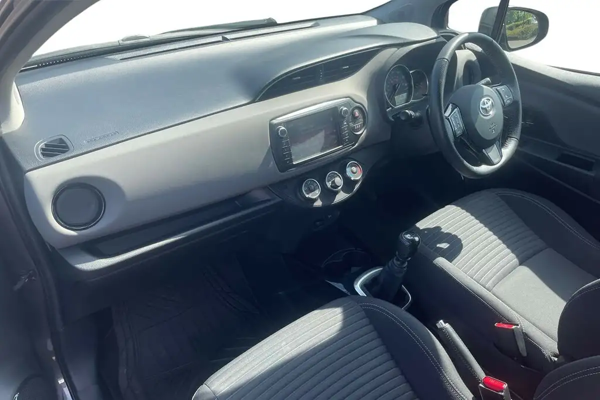 2016-toyota-yaris-133-design-bi-tone-big-11
