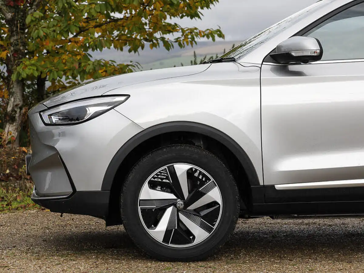 2025-mg-zs-suv-e-trophy-connect-ev-176ps-big-18