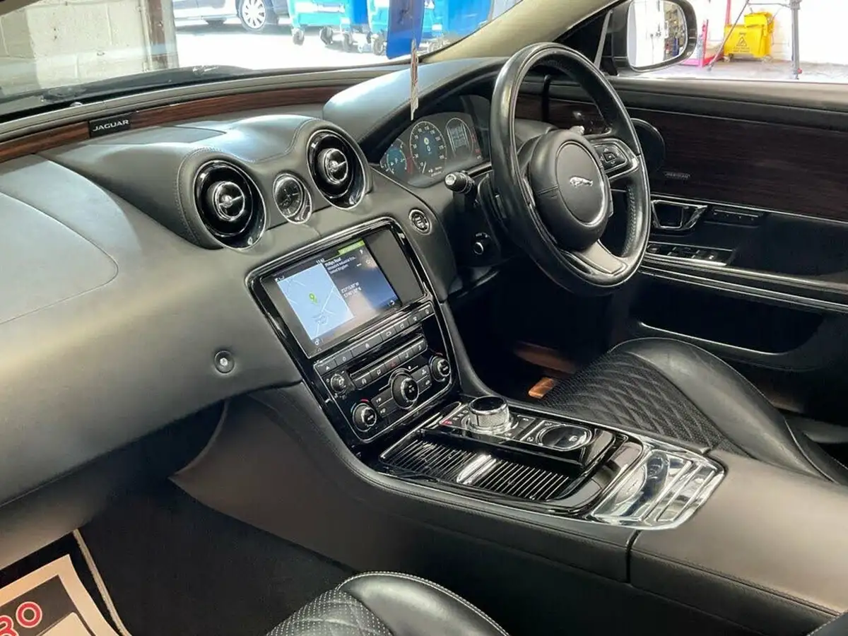 2017-jaguar-xj-series-30td-xj-portfolio-lwb-big-31