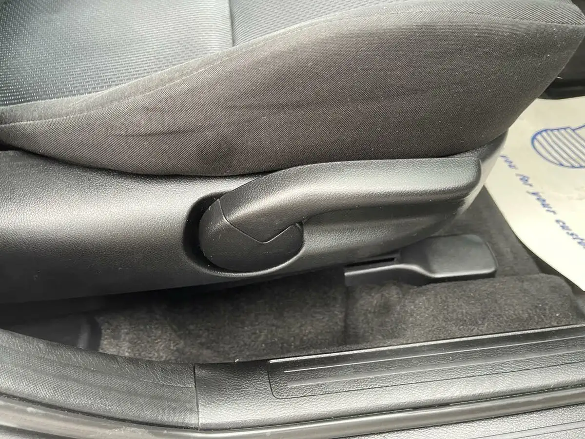 2010-mazda-mazda3-20-ts2-big-21