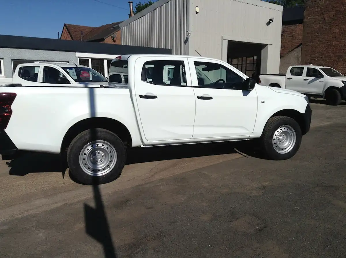 2021-isuzu-d-max-19td-utility-4x4-double-pickup-big-2