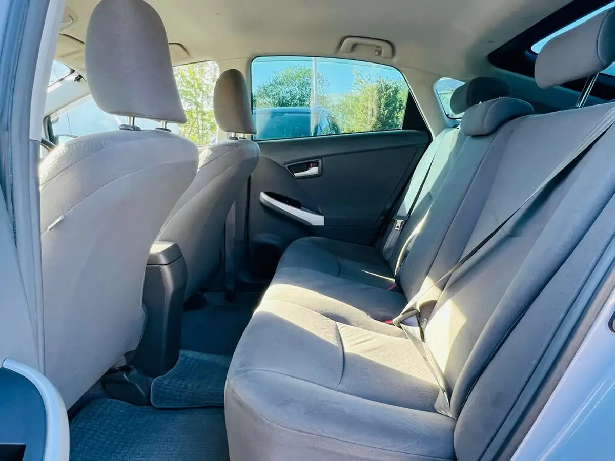 2010-toyota-prius-big-19