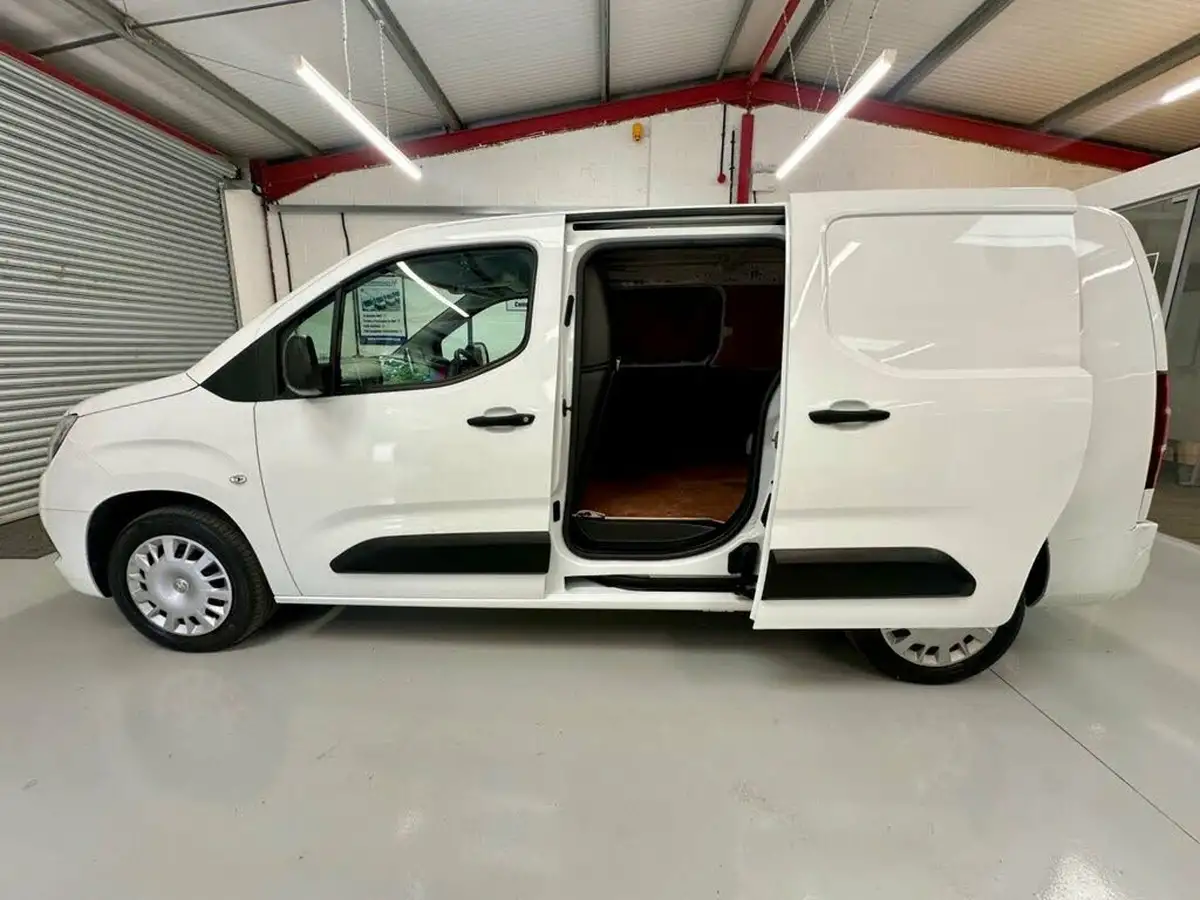 2022-vauxhall-combo-15cdti-sportive-2300-100pseu6dt-l2h1-big-3