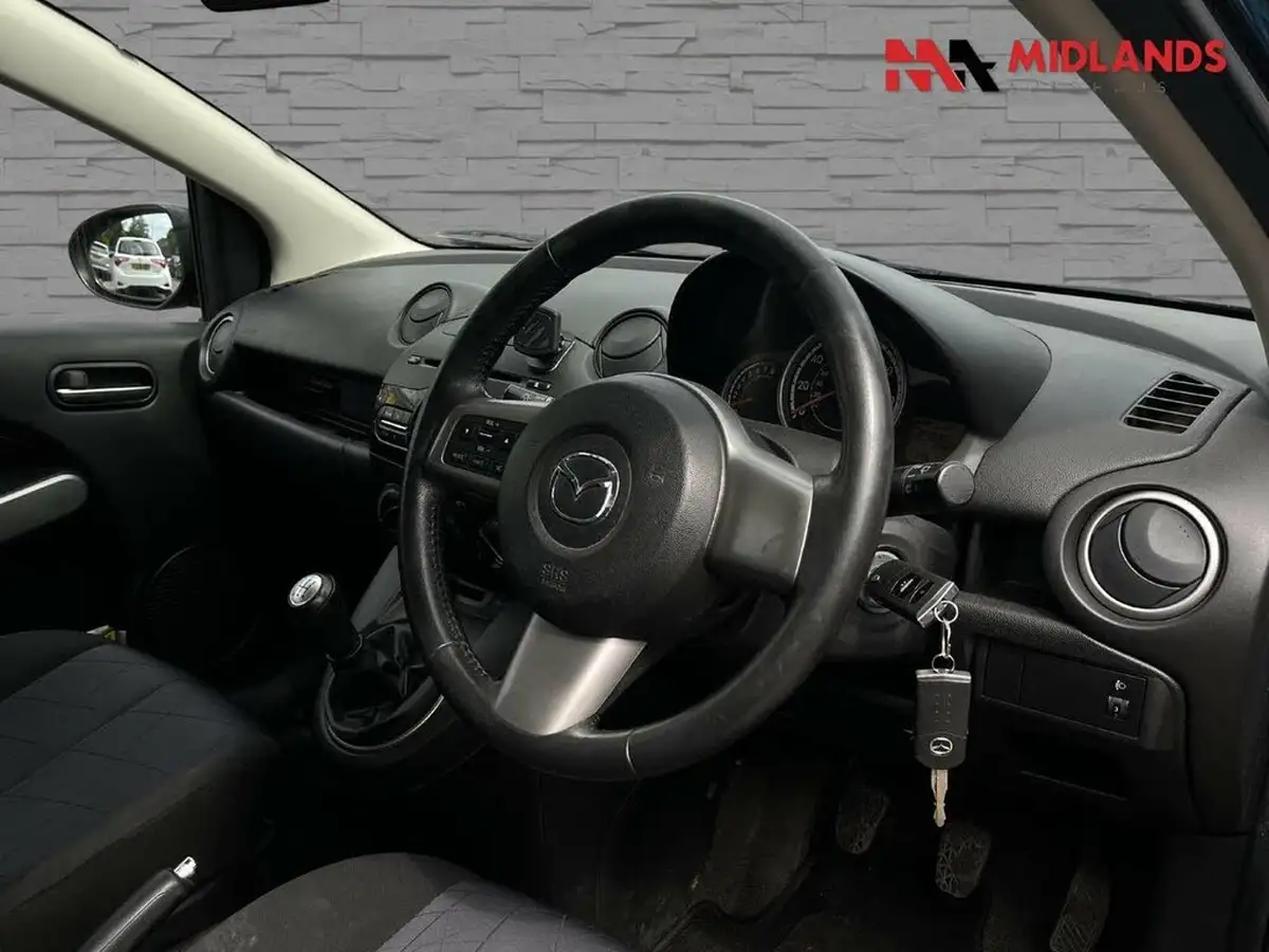 2011-mazda-mazda2-13-tamura-5d-big-8