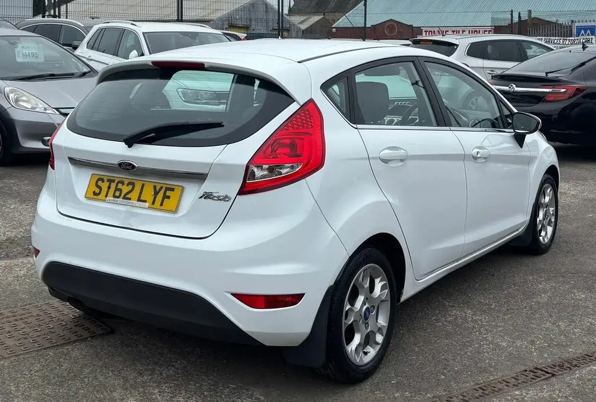 2012-ford-fiesta-125-zetec-5d-big-6