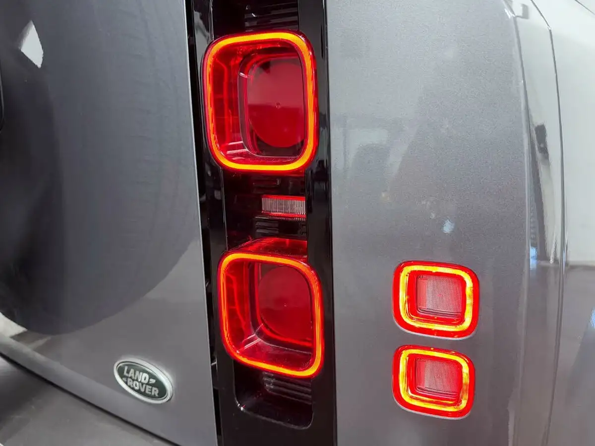 2021-land-rover-90-defender-20-p300-x-dynamic-se-big-18