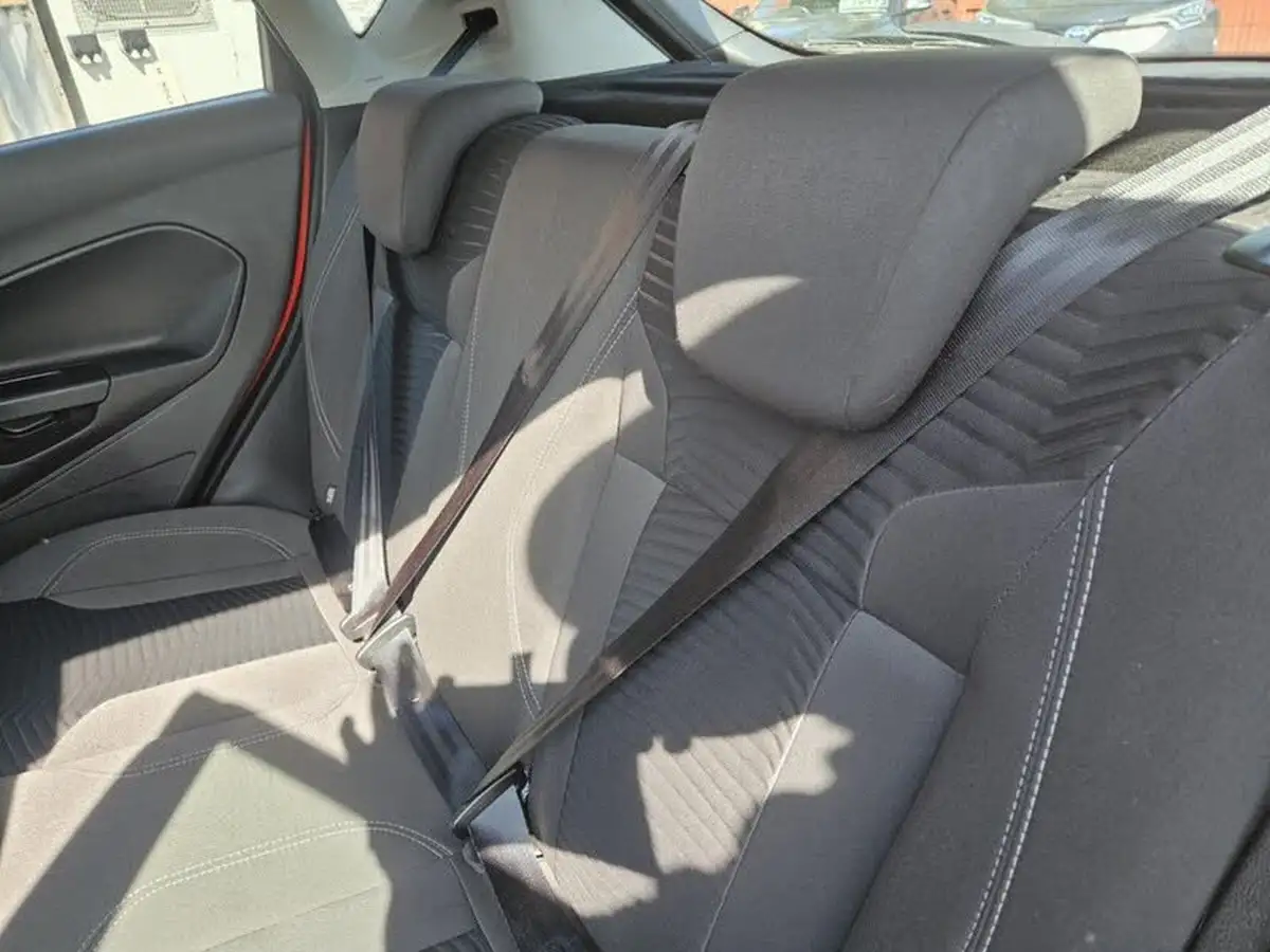 2015-ford-fiesta-125-zetec-5d-big-21