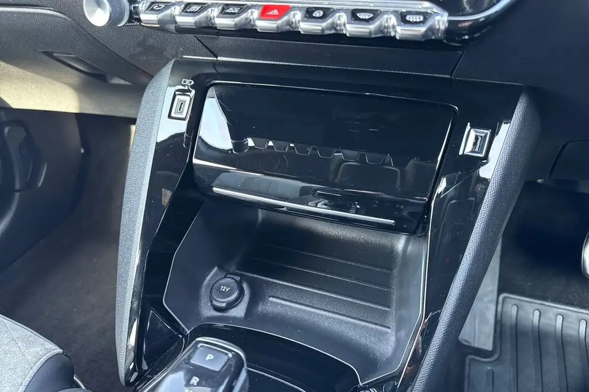 2021-peugeot-208-e-gt-premium-big-57