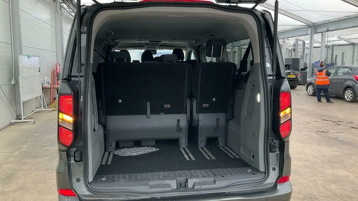 2024-ford-tourneo-custom-20tdci-320-l2-titanium-134bhp-auto-big-10