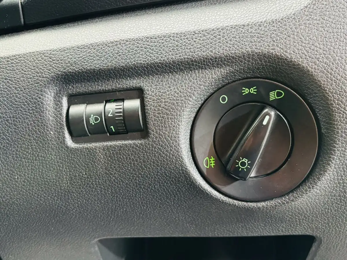 2011-skoda-roomster-12-s-1197cc-dsg-big-13
