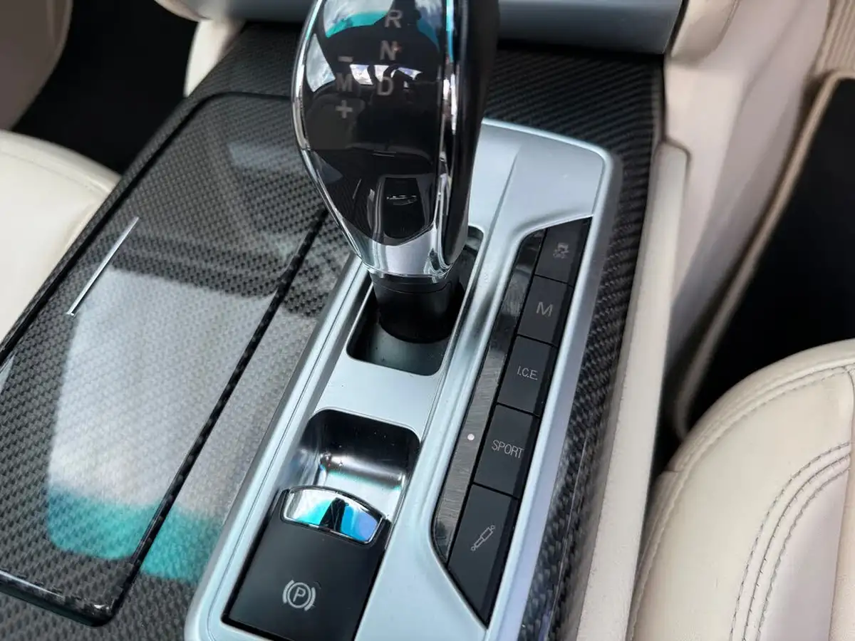 2015-maserati-quattroporte-38-gts-big-53
