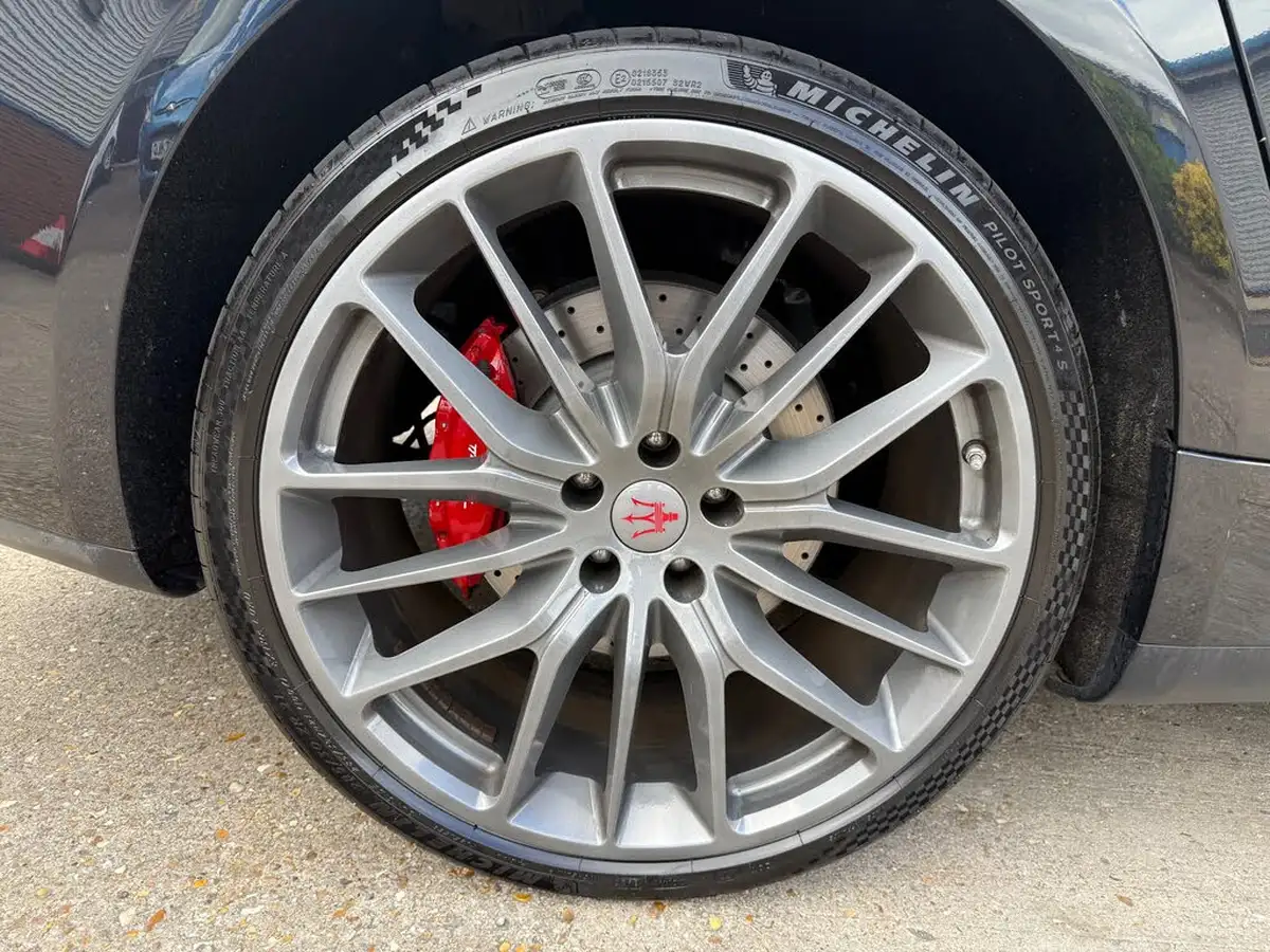 2015-maserati-quattroporte-38-gts-big-29