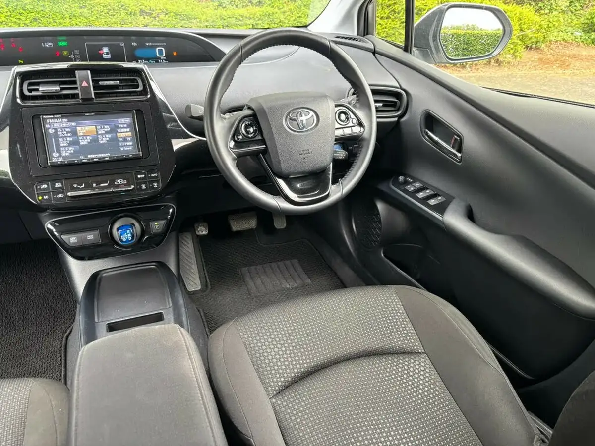 2021-toyota-prius-big-28