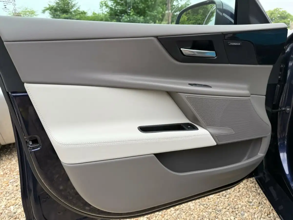 2019-jaguar-xe-20i-portfolio-200ps-big-41