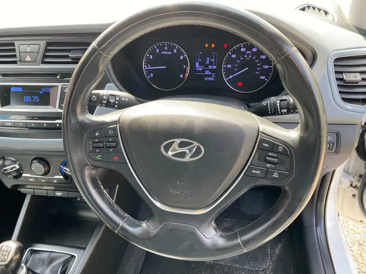 2015-hyundai-i20-12-se-hatchback-5d-big-7