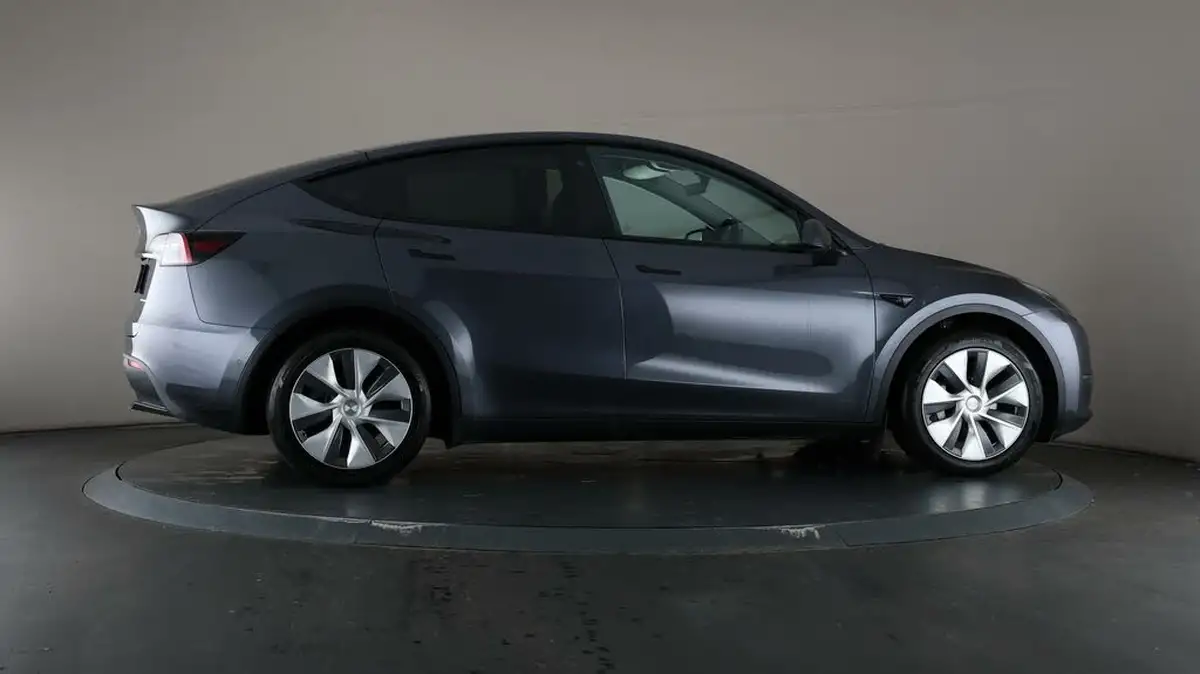 2022-tesla-model-y-e-long-range-big-60